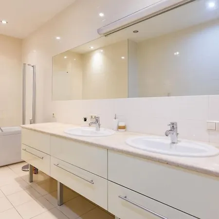 Big 3-bedroom And 3-bathroom Apartament شقة *
